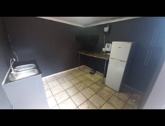 BUSINESS PROPERTY TO RENT IN CLAREMONT